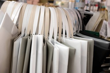 Satılık plastik saplı plastik alışveriş torbaları.. 