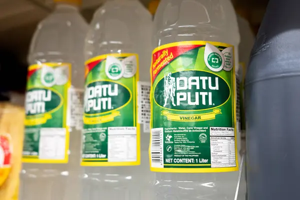 Datu Puti sirkesi. Bir süpermarket rafında 1 litre konteyner. Filipinler 'in ürünü.