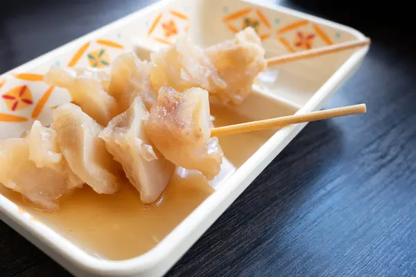 Gyusuji oden biftek tendon şişi - popüler bir Japon yemeği.