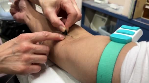 Krankenschwester Verpasste Eine Vene Bei Blutentnahme Für Labortest Video — Stockvideo