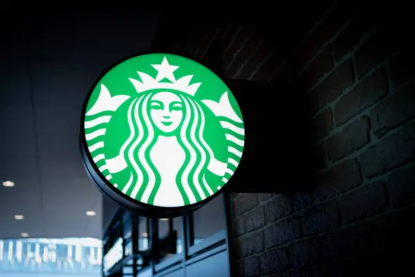 Starbucks Kafe tabelası bina duvarında.