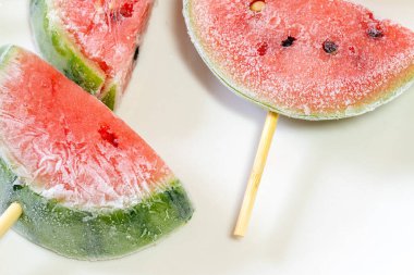 Donmuş karpuz dondurması ikiye bölünmüş.