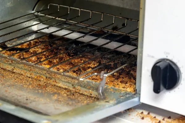 Kirli ve temizlenmemiş fırın tost makinesi.