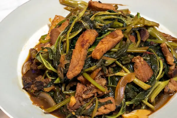 Adobong kangkong, ana malzemesi su ıspanağı olan Filipinli bir kerevit yemeği.. 