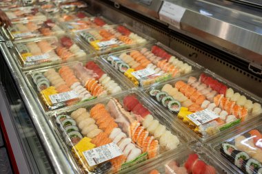 Costco Japonya 'da satılan büyük kaplarda taze suşi.