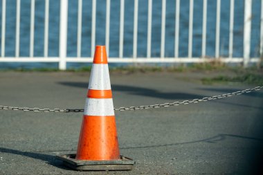Metal zincirli eski bir trafik konisi işareti. 