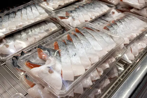 Donmuş somon filetosu markette dondurucuda kesilmiş.. 