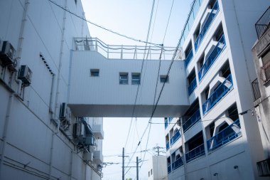 Skybridge yolun iki farklı tarafından iki binayı birbirine bağlıyor.