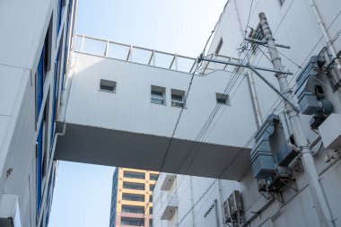 Skybridge yolun iki farklı tarafından iki binayı birbirine bağlıyor.