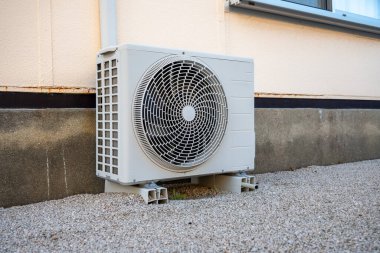 Evin dışındaki havalandırma kompresörü.