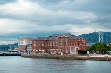 Mojiko Retro binası ve Kanmon köprüsü arkada.