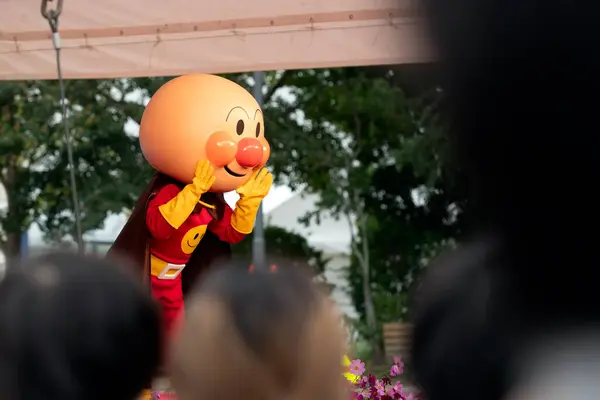 Mizumaki, Fukuoka, Japonya - 26 Ekim 2024: Çocuklar ve aileler Mizumaki Kasabası 'ndaki Kozmos Festivali sırasında Anpanman Show' u izliyorlar. 