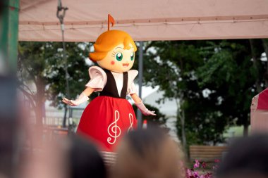 Mizumaki, Fukuoka, Japonya - 26 Ekim 2024: Mizumaki Cosmos Festivali 'ndeki Anpanman Show sırasında Prenses Doremi maskotu