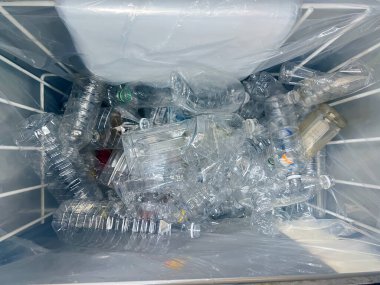 Plastik PET şişeleri geri dönüşüm kutusu