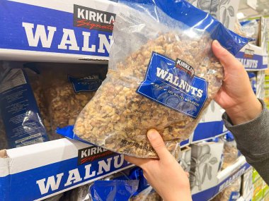  Costco 'da Kirkland Cevizleri' ni tutan eller