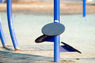 Parkta esneme egzersizleri için bir direğe bağlı Twister diskler