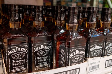 Bakkal rafında Jack Daniel 'in viskisi şişeleri.
