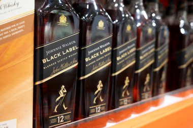Johnnie Walker Black Label bir marketin rafında viskiyi harmanladı.