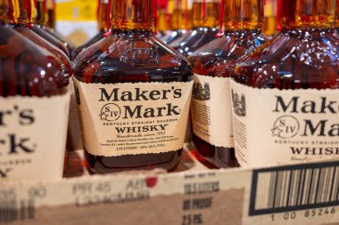 Maker 's Mark Kentucky' nin şişeleri Market rafında sek viski