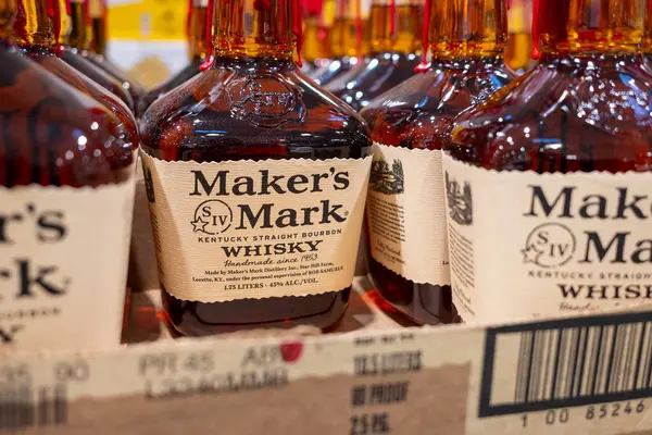Maker 's Mark Kentucky' nin şişeleri Market rafında sek viski