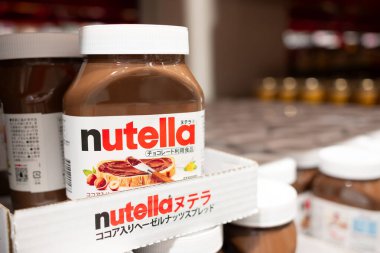 Market rafında bir kutu Nutella.