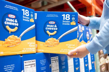 Bir müşteri bir kutu Kraft Mac & Cheese kapar.