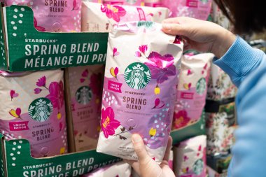 Bir müşteri Starbucks Limited Sürüm Bahar Kahvesi 'ni aldı.