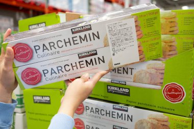 Costco 'da Kirkland Parchemin Mutfak Parşömeni Kağıtları' nı tutan eller.