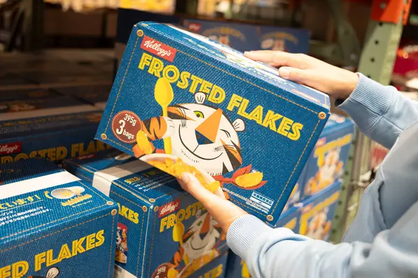 Bir müşteri bir paket Kellogg 's Frosted Flakes alır.