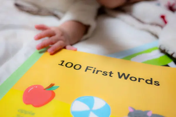 Bir bebek 100 kelimelik bir kitaba ulaşır.
