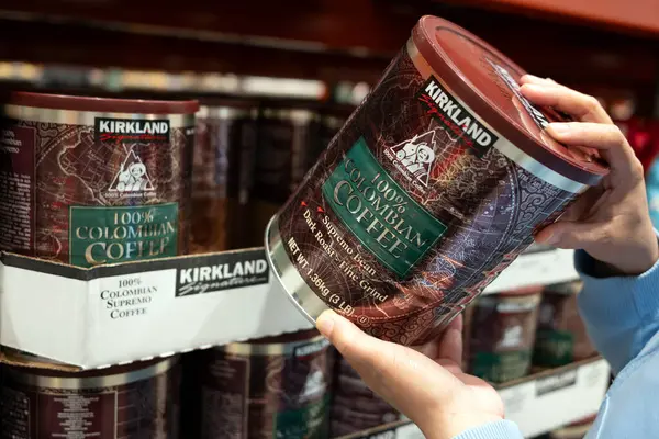 Bir müşteri bir kutu Kirkland Kolombiya kahvesi kaptı.