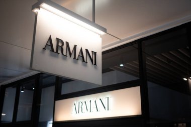 ARMANI Lüks Mağazalar Mağazası Japonya 'da bir mağaza önü ve logo afişi