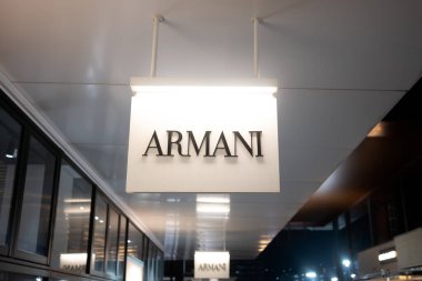 ARMANI Lüks Mağazalar Mağazası Japonya 'da bir mağaza önü ve logo afişi