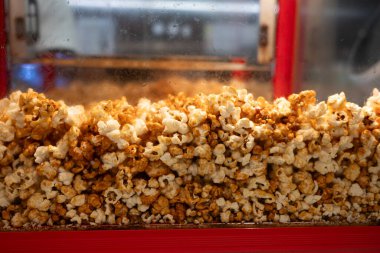 Cam sokak yemeklerinde pişmiş patlamış mısır paketlenmeye hazır.