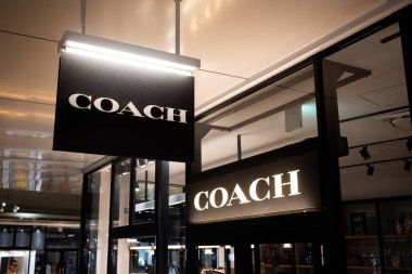 Koç outlet mağaza vitrininde logo ve afiş.