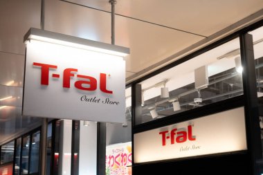 Japonya 'da T-Fal mutfak gereçleri mağazası vitrini ve logo afişi