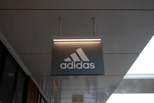Adidas outlet mağaza önü logo ve afişi