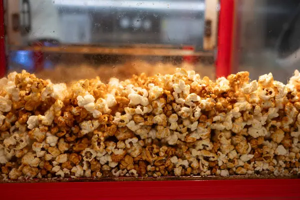 Cam sokak yemeklerinde pişmiş patlamış mısır paketlenmeye hazır.