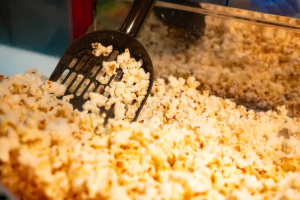 Cam sokak yemeklerinde pişmiş patlamış mısır kepçesi paketlenmeye hazır.