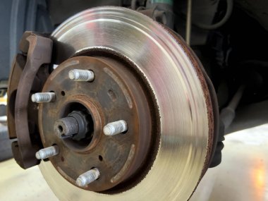 Fren diski rotor çiziği ve eskimiş fren yastıklarına sürtünme, frene basarken metalik öğütme sesi üretiyor..