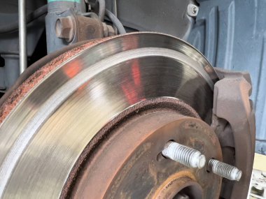 Fren diski rotor çiziği ve eskimiş fren yastıklarına sürtünme, frene basarken metalik öğütme sesi üretiyor..