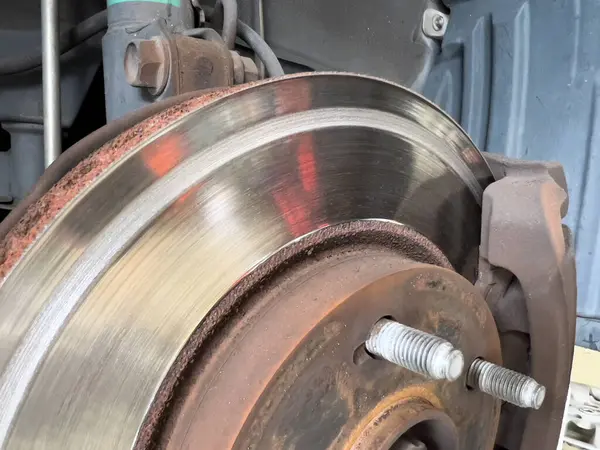 Fren diski rotor çiziği ve eskimiş fren yastıklarına sürtünme, frene basarken metalik öğütme sesi üretiyor..