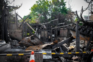Hafif malzemelerden yapılmış yanmış bir ev.