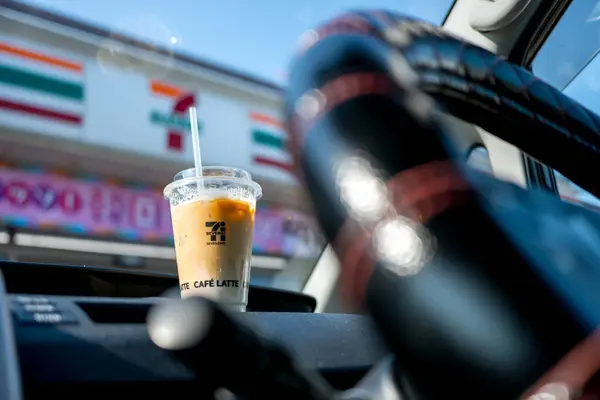 7-Eleven Japonya buzlu sütlü kahvesi Bir araba göstergesi üzerinde.