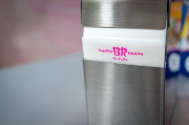 Baskin-Robbins peçete tutacağı yemek masasının üstünde..