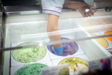 Bir Baskin-Robbins çalışanı müşteriler için dondurma topluyor. Baskin-Robbins Japonya 'da 31 dondurma olarak bilinir..