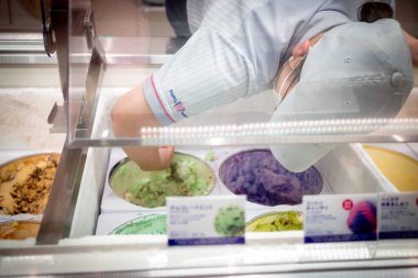 Bir Baskin-Robbins çalışanı müşteriler için dondurma topluyor. Baskin-Robbins Japonya 'da 31 dondurma olarak bilinir..