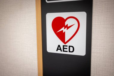 Bir kuruluşta AED veya Otomatik Dış Defibrilatör köşesi
