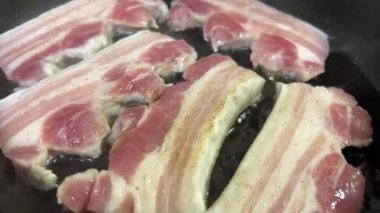 Tavada domuz pirzolası dilimleri.