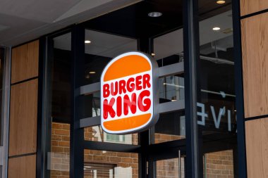 Hamburger Kralı Logosu fast food girişinde.